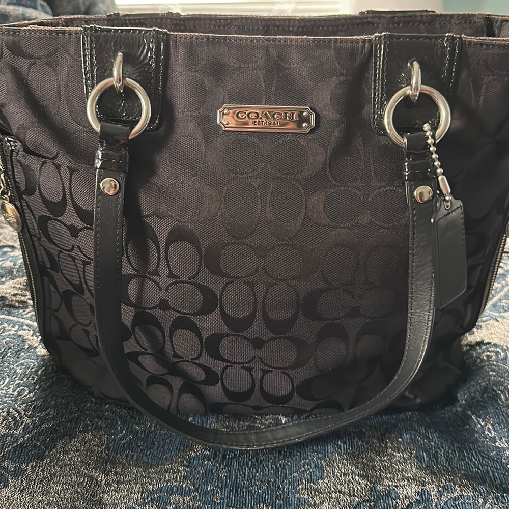 Used coach tote bag. In good conditions no torn or stains .